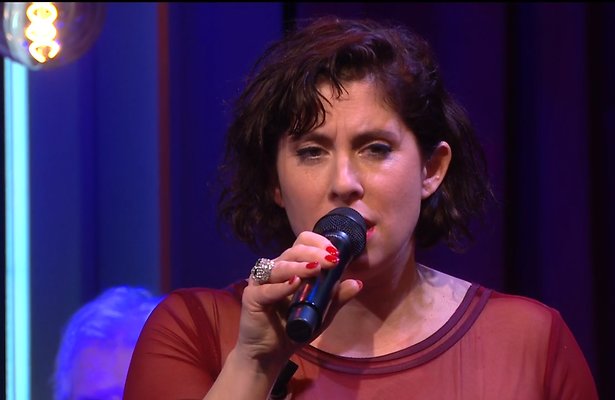 Kijk terug: Dorona Alberti zingt Skyfall bij Jinek